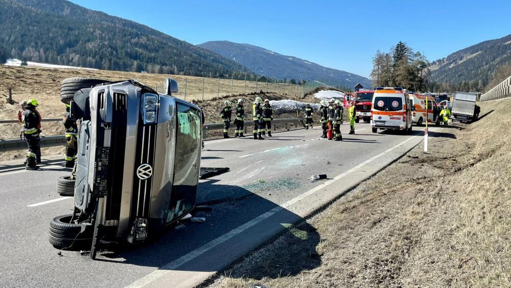 Pkw Kracht Gegen Kleinlaster Spektakul Rer Unfall Endet Glimpflich