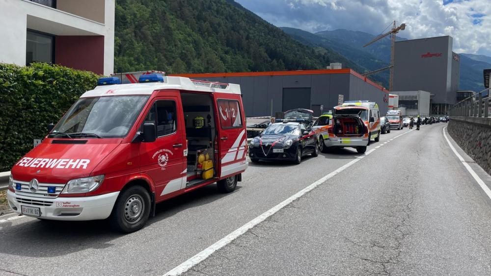 T Ll Motorrad Prallt Gegen Mauer Und St Rzt Fahrer Schwer Verletzt