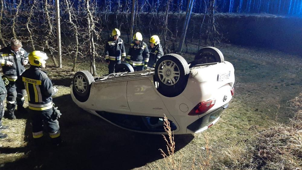 Auto hebt ab Spektakulärer Unfall in Tschars mit glücklichem Ausgang