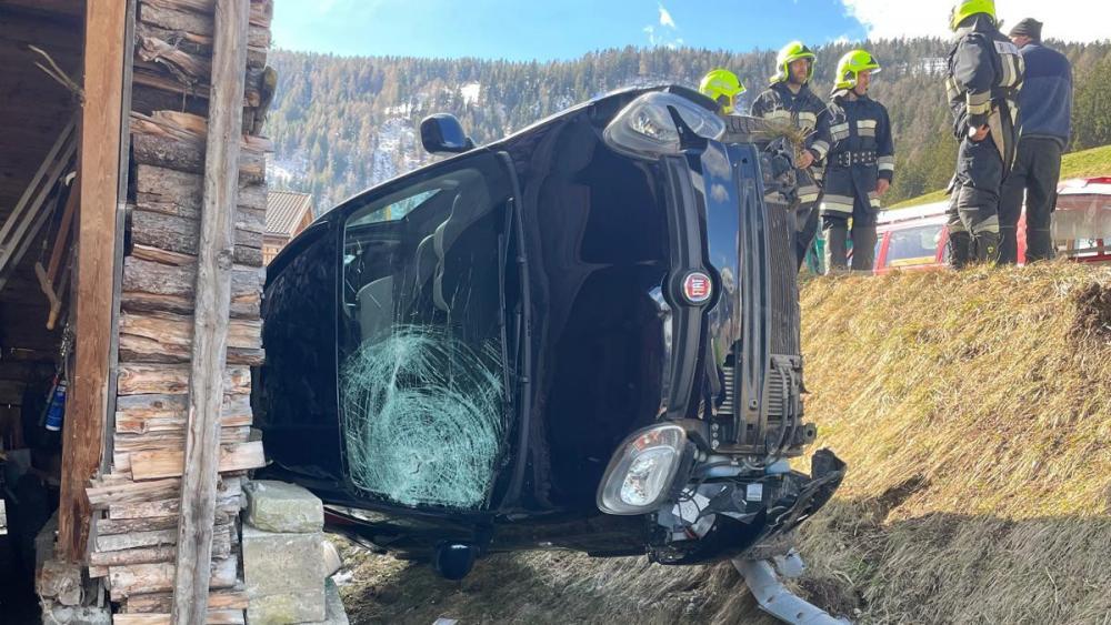 Welschellen Auto über Leitplanke gegen Stadel geschossen Fahrerin