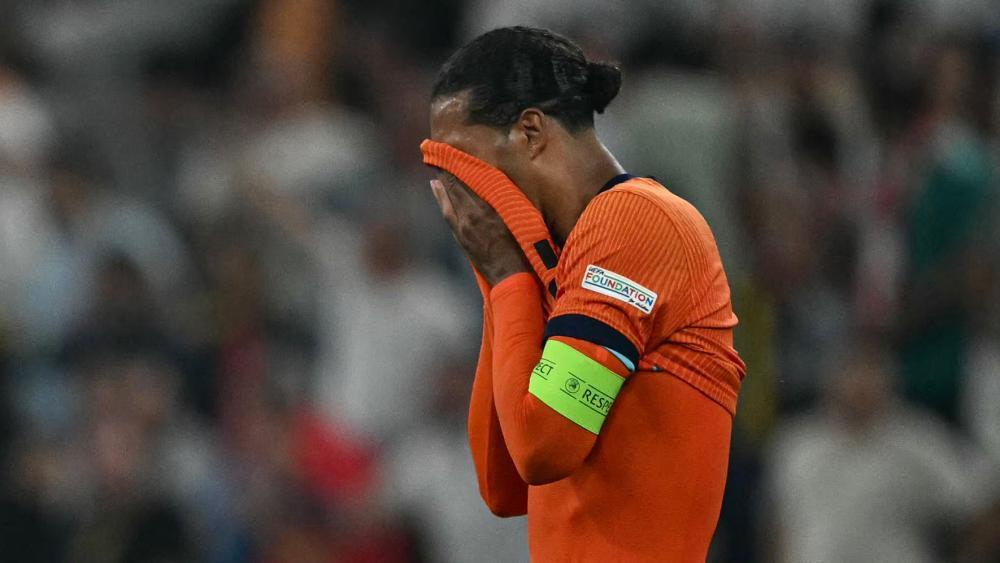 Oranje am Boden Fußball wird zerstört Sport stol it