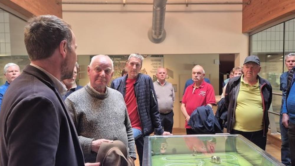 Freiwillige im Hochpustertal zu Besuch bei der Schaukäserei Drei Zinnen in Toblach
