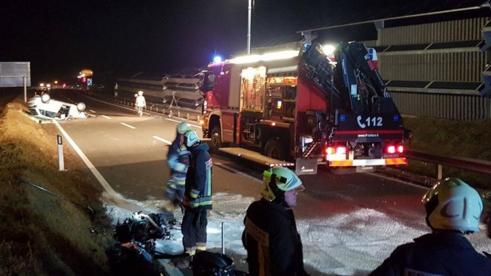 Bozen: Auto überschlägt sich - 2 Verletzte