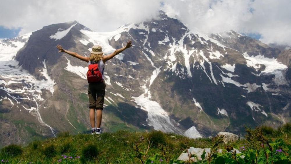 Ходят горы по горам слушать. Туристы в горах. Человек на вершине горы. Приключенческий экстремальный туризм. Ходят горы по горам слушать.