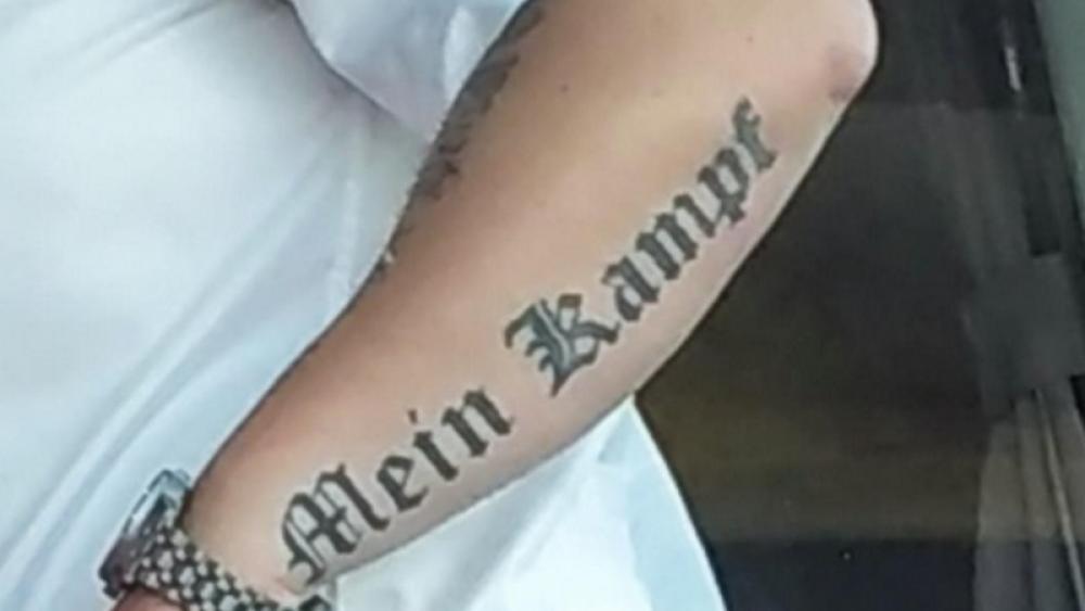 Flixbus wirft Fahrer mit „MeinKampf“Tattoo raus