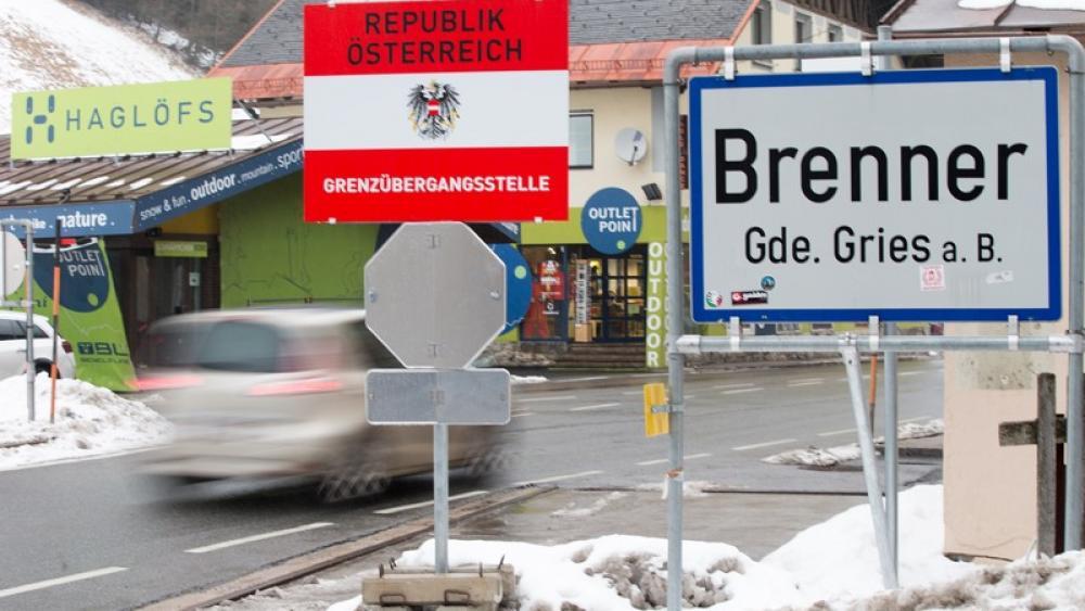Schilder Auf Brennergrenze berklebt schilder-auf-brennergrenze-berklebt
