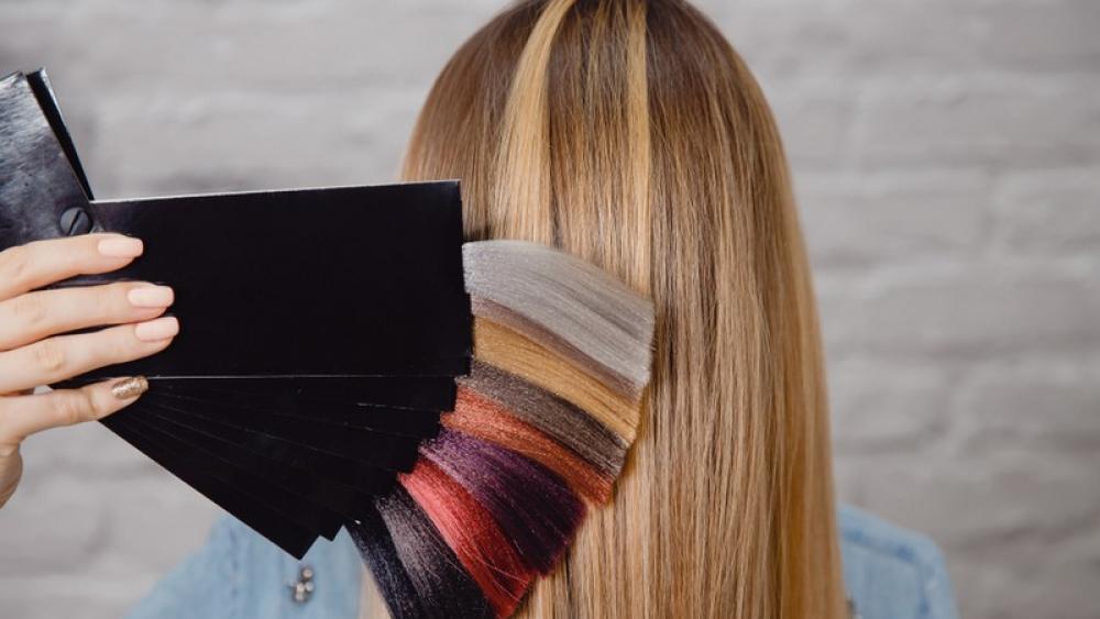 Vor dem Färben zu Hause Haare ein bis 2 Tage nicht waschen