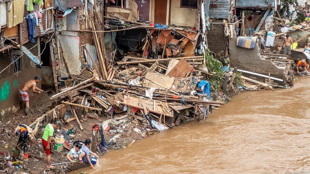 Dutzende Tote nach berschwemmungen in Indonesien