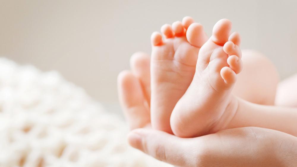 Baby mit Herz außerhalb des Körpers geboren Dramatische OP in Turin