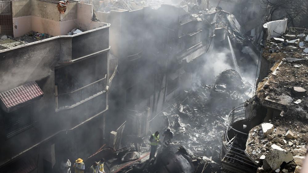 Mindestens 34 Tote Bei Flugzeugabsturz In Wohngebiet In Pakistan
