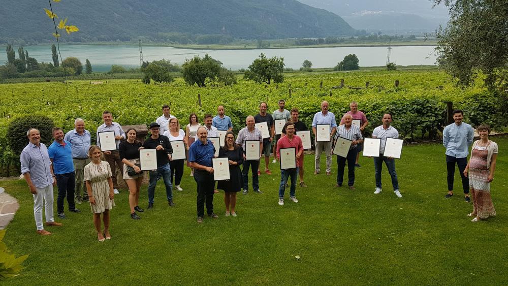 Siegerweine Der Kalterersee Charta Stehen Fest