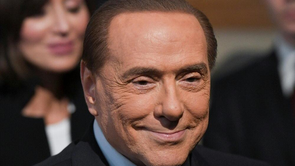 Gleich Alt Wie Enkelin Berlusconi Zeigt Sich Mit Neuer Freundin