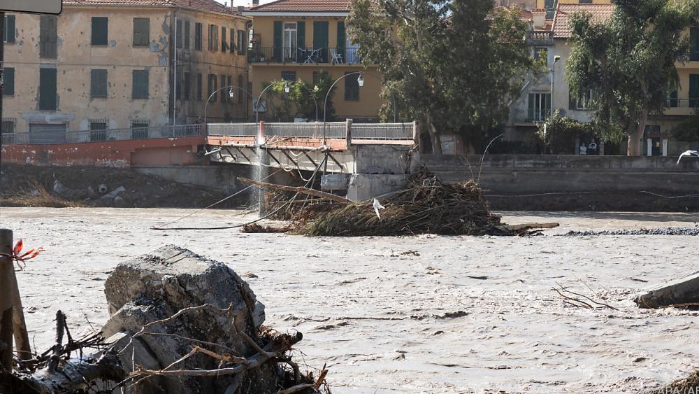 Retter Suchen Nach Unwetter Opfern In Frankreich Und Italien