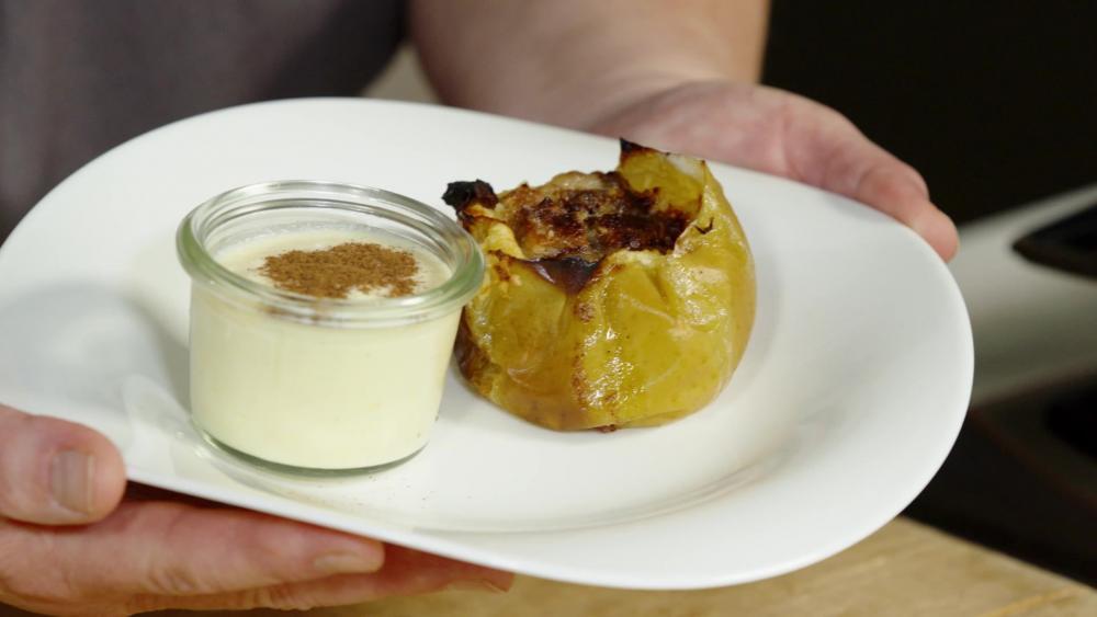 Zum Dahinschmelzen: Bratapfel mit Marzipan und Vanillesauce