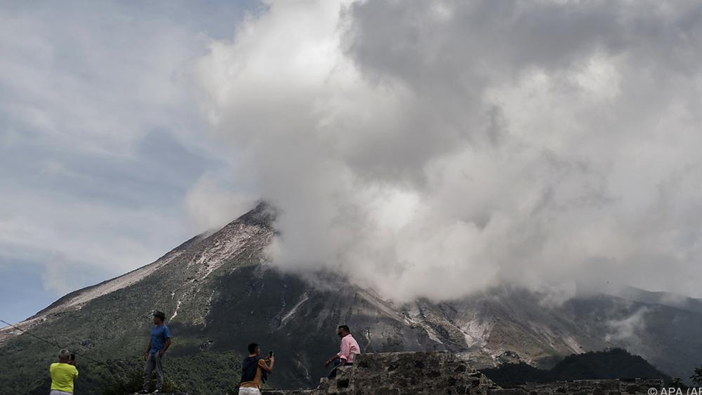  Vulkan  Merapi  auf Java spuckt Asche und Gestein aus