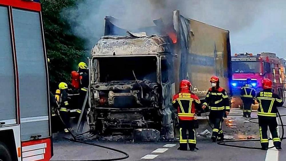 Feuer auf der Autobahn: Lkw gelöscht und abtransportiert - Vimarsana News