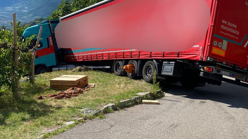 Lkw-mit-Auflieger-verirrt-sich-und-bleibt-h-ngen