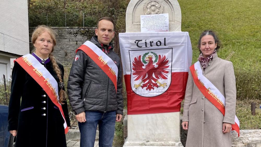 SüdTiroler Freiheit verhüllt Grenzsteine Politik stol.it