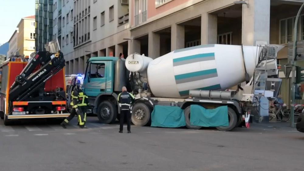 Schwerer Verkehrsunfall: Person unter Lkw - Videos | stol.it