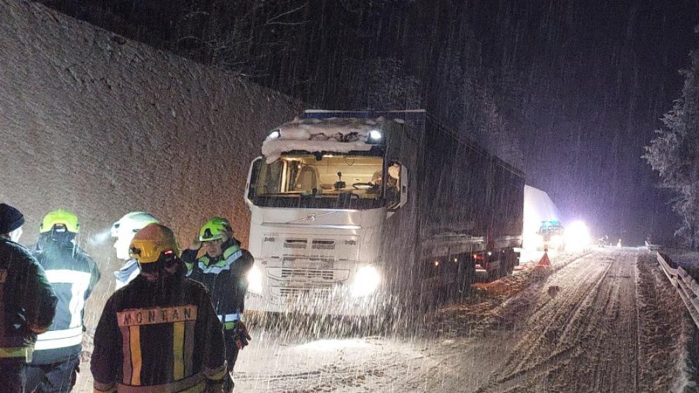 Schnee am Abend: Autos hängen fest – Heute: Kaum Probleme auf  Hauptverbindungen