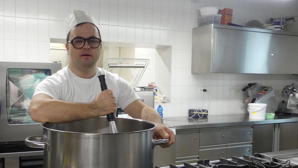 Bernd und das „tolle Team“ von der Küche