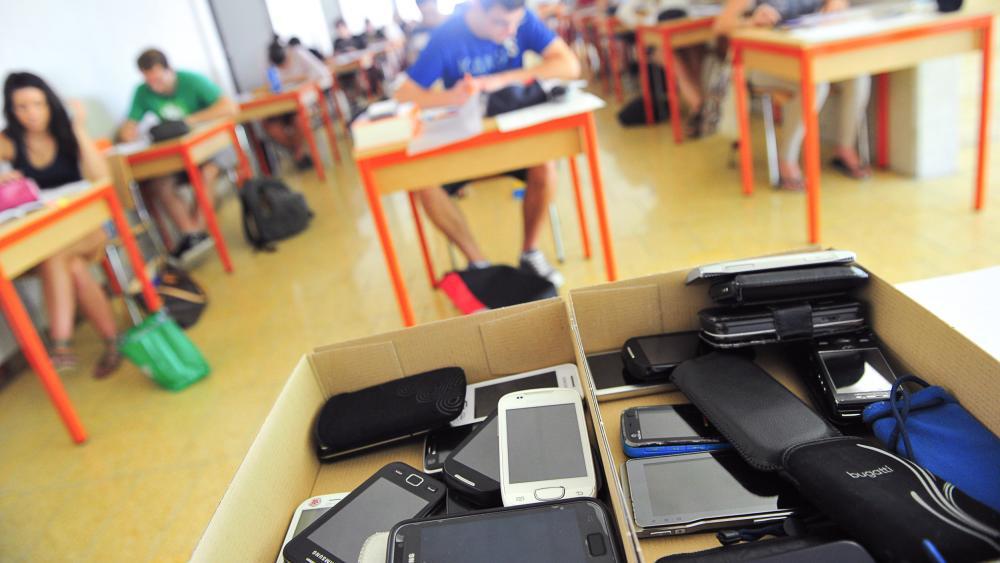 Vater zieht vor Gericht: Darf der Lehrer das Handy einziehen? - Chronik