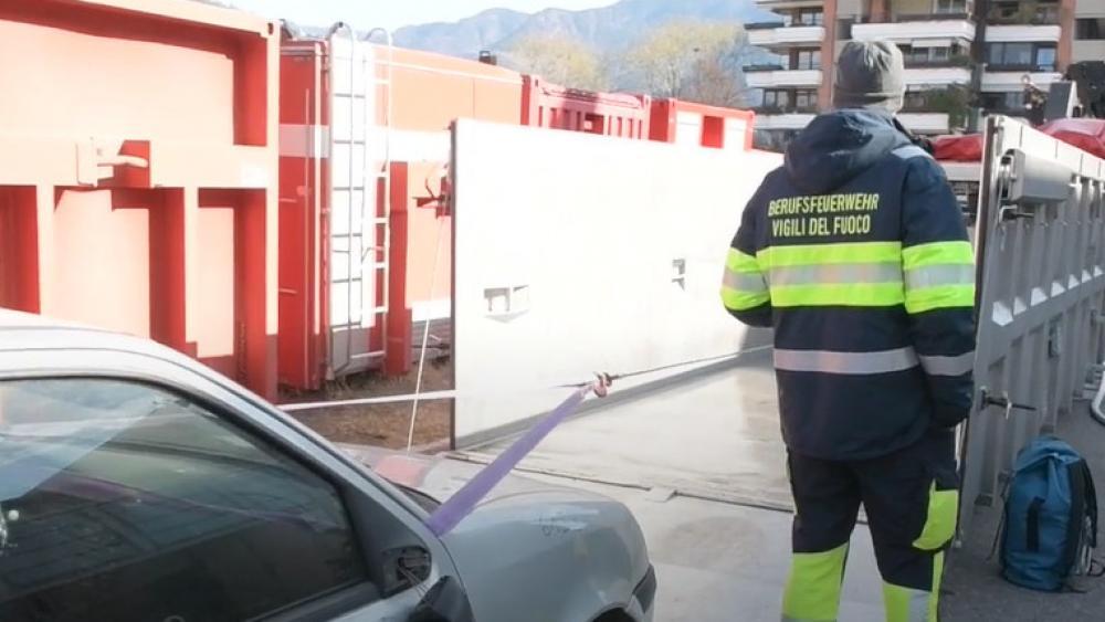 Dieser Lösch-Container für brennende Elektroautos macht es der Feuerwehr  einfacher 