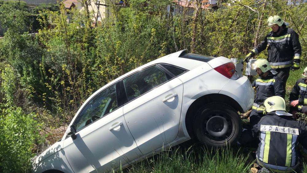 Tramin-Geparktes-Auto-rollt-ber-B-schungsrand