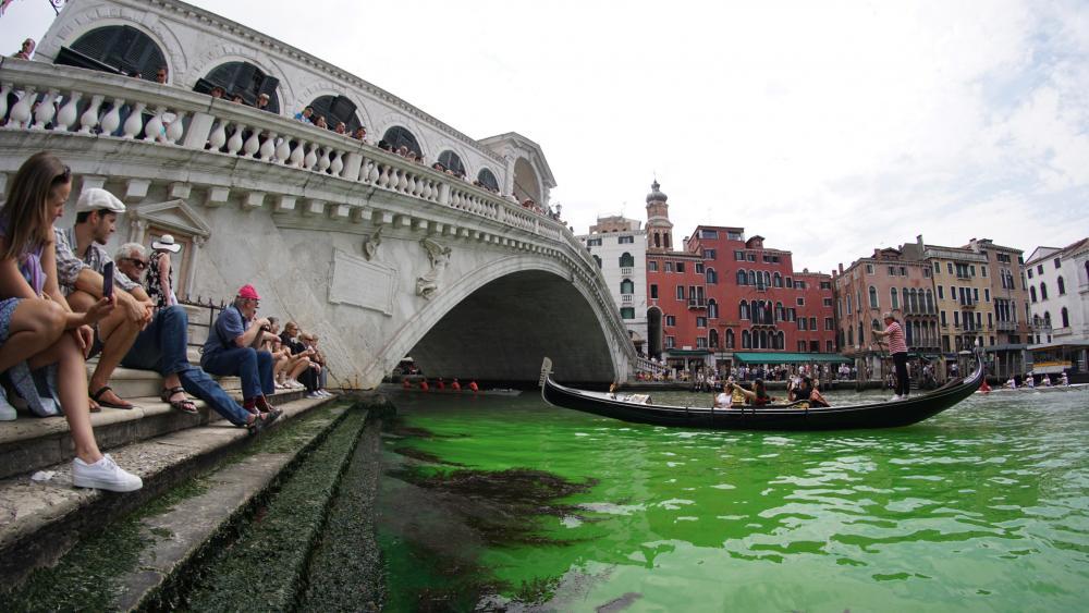 Canale-Grande-in-Venedig-leuchtet-gr-n-R-tselraten-um-Fl-ssigkeit