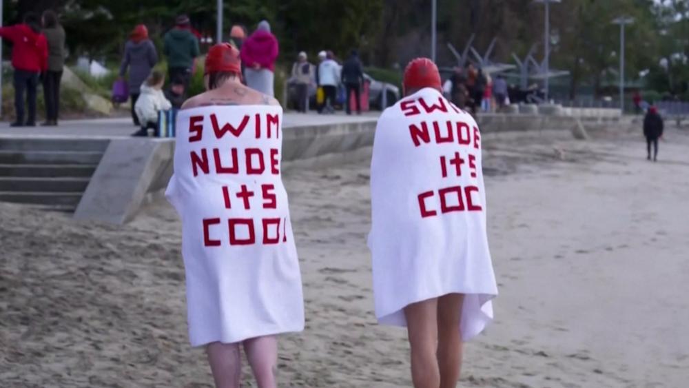 Traditionelles Nacktschwimmen auf Tasmanien