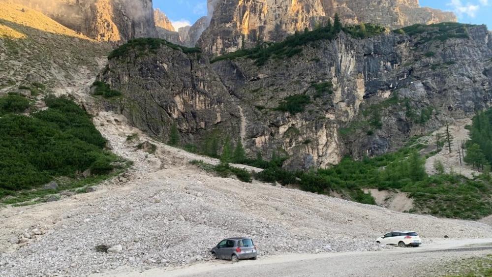 Grödner Joch: Gerölllawine verschüttet mehrere Fahrzeuge - Chronik ...