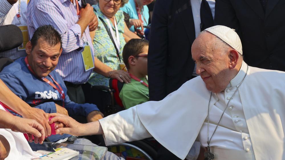 Papst Franziskus betet zu Maria