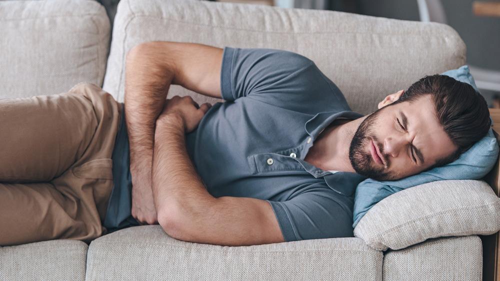 Schmerzen im Bauch: Woher sie kommen, was hilft und wann Sie den Arzt