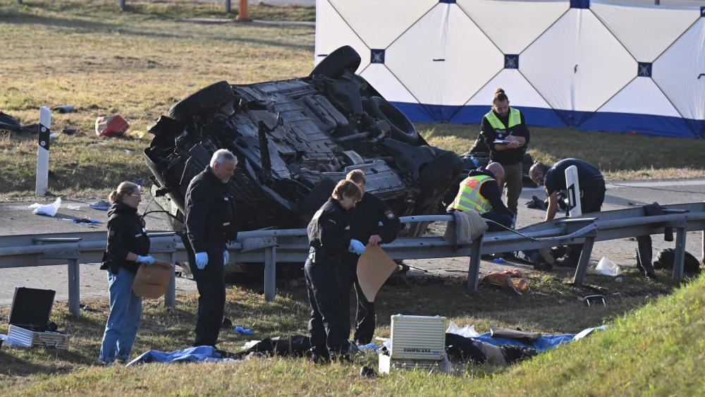 7-Tote-bei-Unfall-in-Bayern-Polizei-vermutet-Schleuserfahrzeug-Video