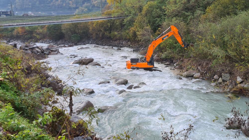Aufr-um-und-Instandsetzungsarbeiten-in-der-Etsch-bei-Algund