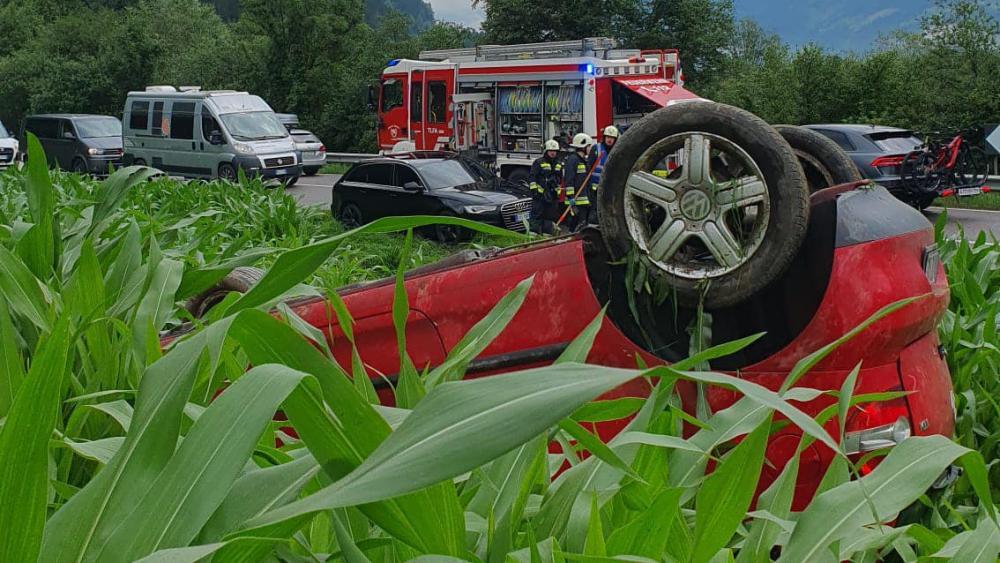 St-Georgen-Auto-berschl-gt-sich-und-landet-im-Feld