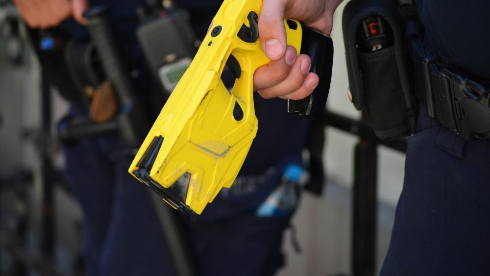 Mann-randaliert-oben-ohne-in-Bozen-Nach-Einsatz-des-Tasers-ergibt-er-sich