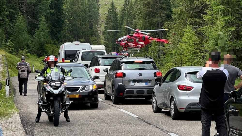 St-Kassian-2-Touristen-nach-Unfall-in-Fahrzeugen-eingeklemmt