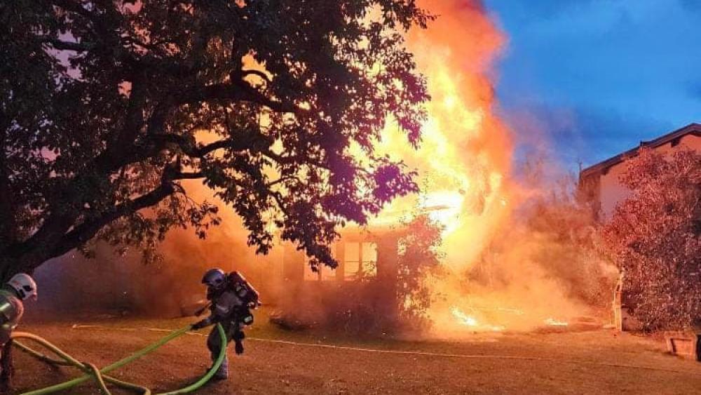 Nordtirol-Gef-hrlicher-Feuerwehreinsatz-Explosionen-w-hrend-L-scharbeiten