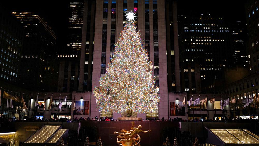 https://s3-images.stol.it/_images/fit/1000x563/img/2025/12/mehr-als-50000-lichter-am-vielleicht-bekanntesten-christbaum-der-welt.jpg