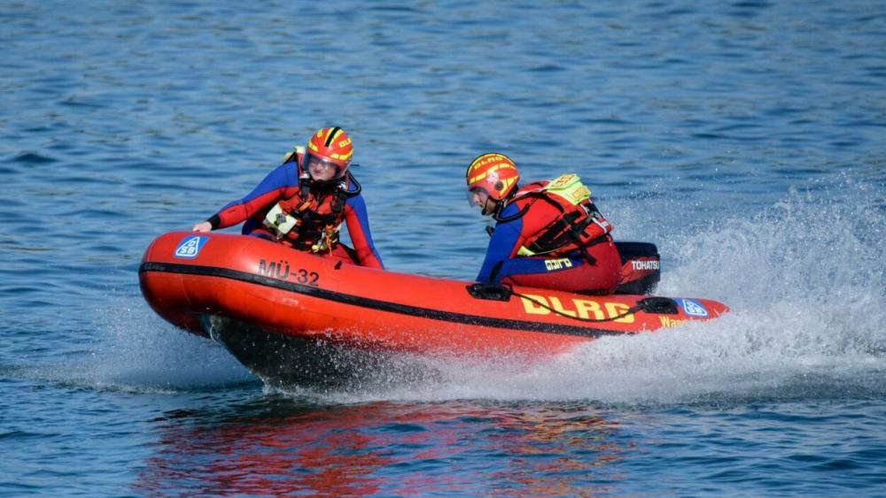 Gestrandeter Buckelwal schwimmt von seiner Position weg