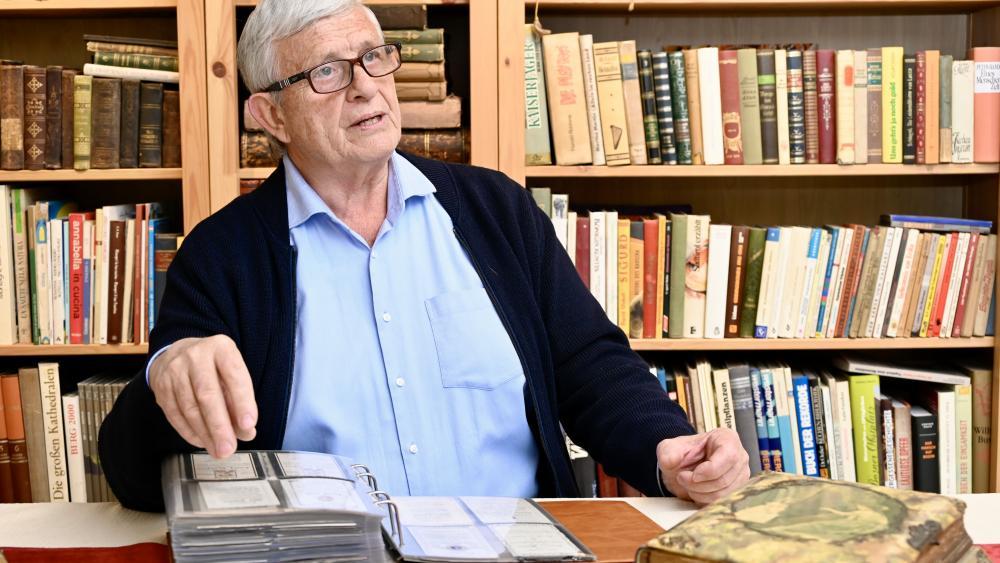 Dieser Terlaner hat 160.000 Sterbebilder im Keller