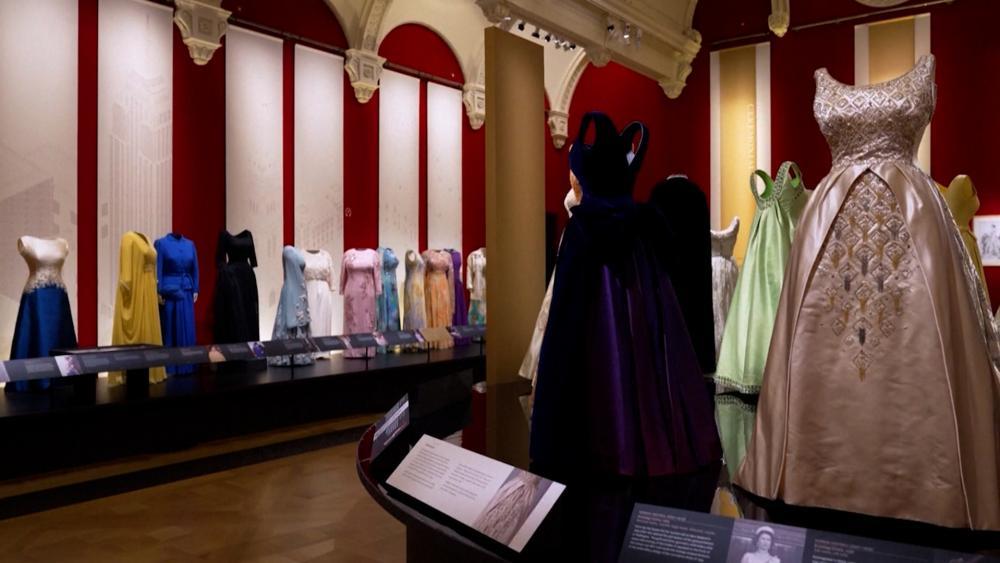 London ehrt Queen Elizabeth mit großer Mode-Ausstellung