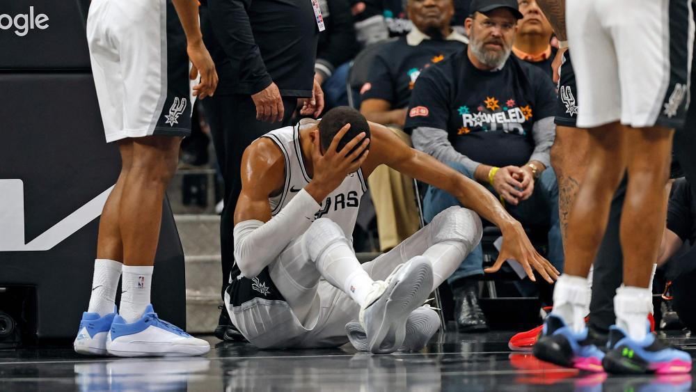 Mit Gesicht auf Boden geprallt: NBA-Star Wembanyama verletzt