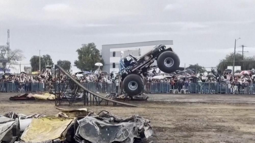 2 Tote: Monstertruck rast in Zuschauer