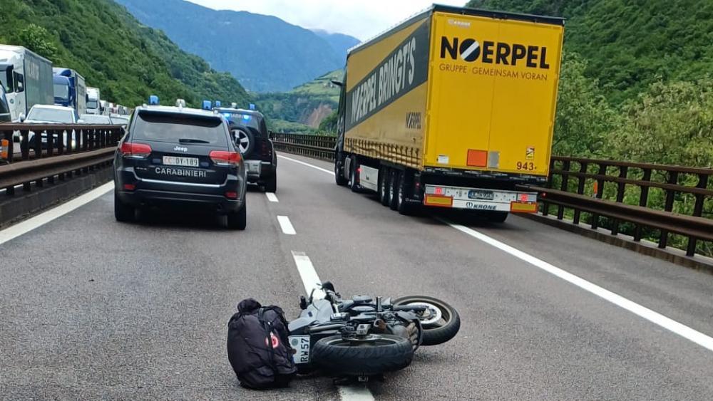Schwerer Unfall auf der A22: Motorradfahrer lebensgefährlich verletzt