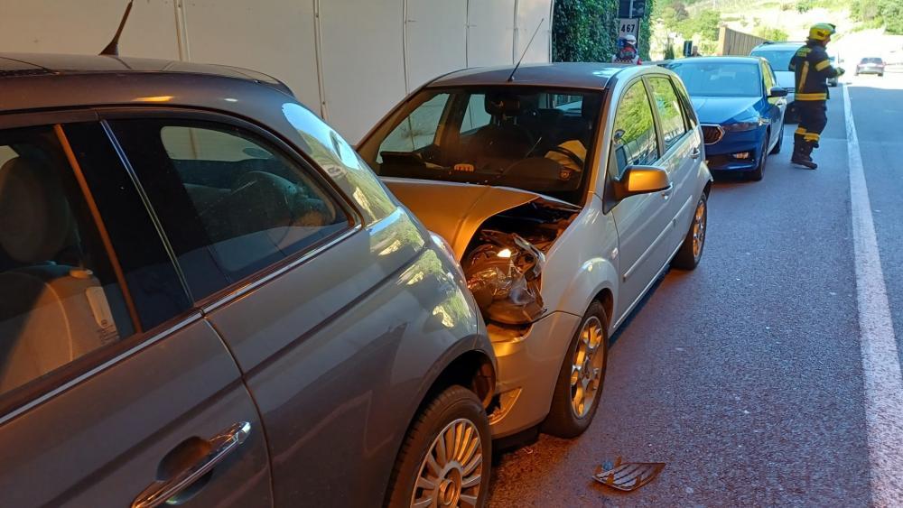 Drei Autos krachen gegeneinander: Drei Personen leicht verletzt