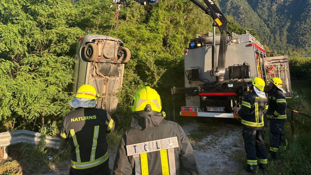 Töll: Mit Pkw in Bach gestürzt –  Lenker wie durch ein Wunder unverletzt