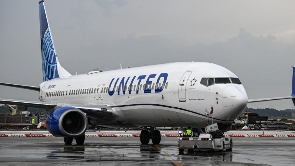 Maschine kollidiert im Landeanflug auf US-Airport mit Lkw