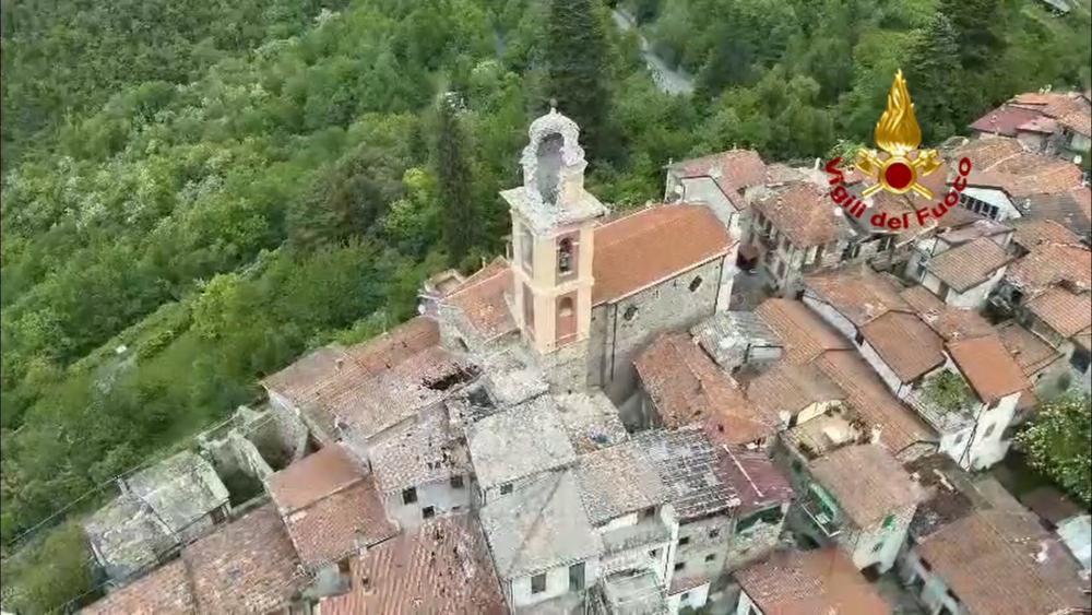 Blitzschlag: Kirchturm teilweise eingestürzt